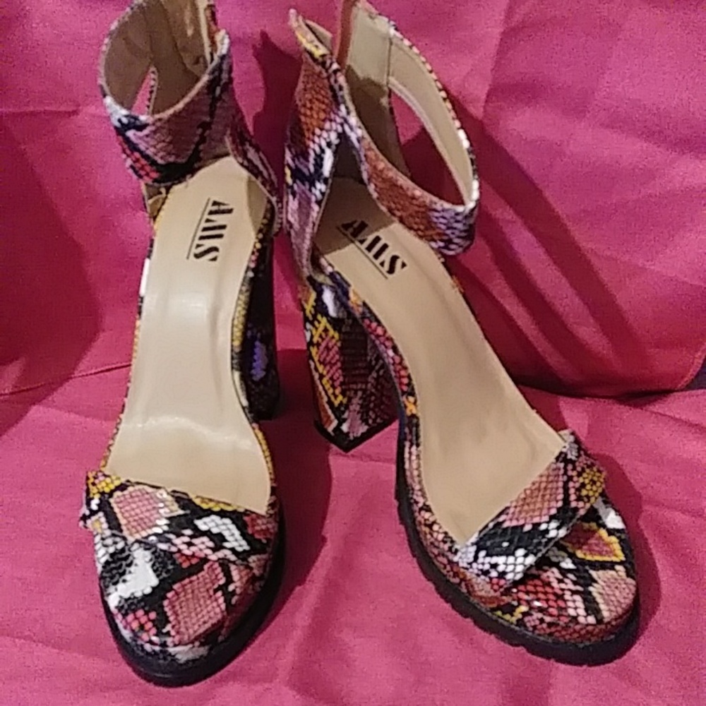 High heels - Picture 3 of 4
